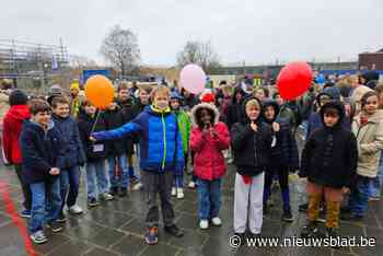 Leerlingen vieren eerstepaneelzetting nieuwe sporthal en laten 27 ballonnen op, één voor elke klas