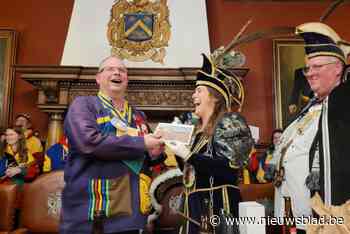 De Ossekoppen geven officieel startschot Essens carnaval, burgemeester Van Tichelt draagt sleutel voor laatste keer over