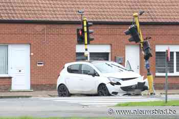 Auto knalt tegen verkeerslicht, bestuurder (37) preventief naar ziekenhuis