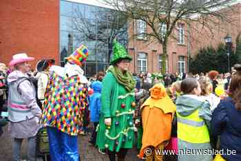 Carnavalstoet gemeenteschool ontvangen aan gemeentehuis door boer en ‘meutte’
