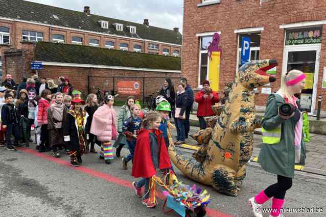 Carnavalstoet trekt door het centrum