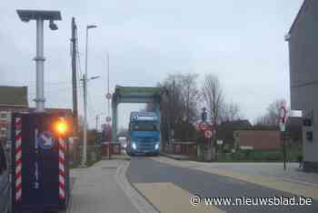 Brug op de drukke gewestweg één maand lang afgesloten voor alle verkeer: “Omrijden via R4 en pontonbrug voor fietsers en voetgangers”