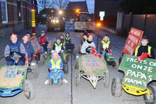 Kleine boeren en boerinnen blokkeren straat van hun school: “We zijn trots op onze papa’s en mama’s”