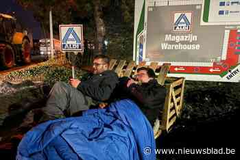 Tiental boeren blokkeren distributiecentrum Aldi in Heusden-Zolder: “Mensen weten niet van waar hun voedsel komt”