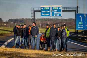 Met pinten en frietjes, maar zonder geweld: boeren blokkeren Klaverblad zeven uur lang