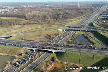 Geen auto te bespeuren: dronebeelden tonen hoe colonne tractoren Klaverblad in Lummen helemaal vastzet