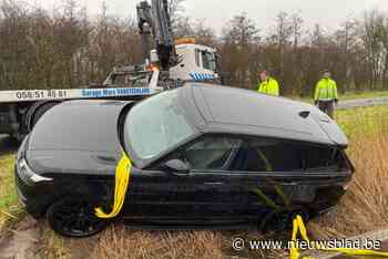 Aquaplaning verrast bestuurders op E40: aanhangwagen met Range Rover in gracht, twee auto’s tegen middenberm