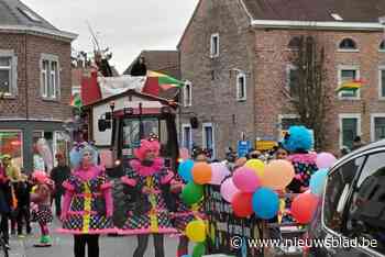 Rijdend klaslokaal in stoet van ’s Gravenvoeren eert juf/prinses Ingrid