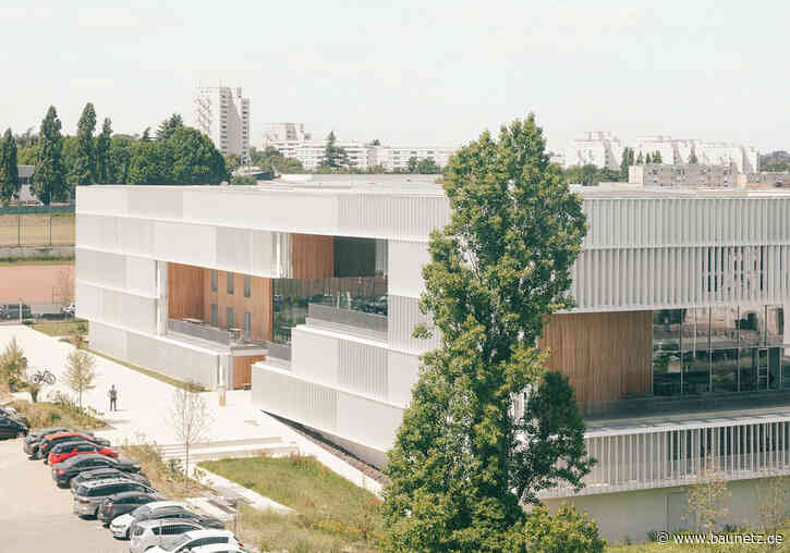 Stufenweises Studieren
 - Hochschule bei Paris von Vallet de Martinis Architectes