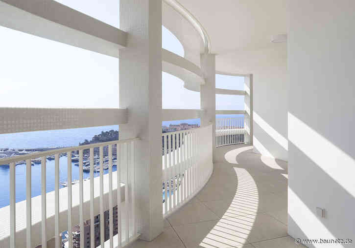 Weiße Wellen an der Côte d’Azur - Wohnhochhaus in Monaco von Jean-Pierre Lott