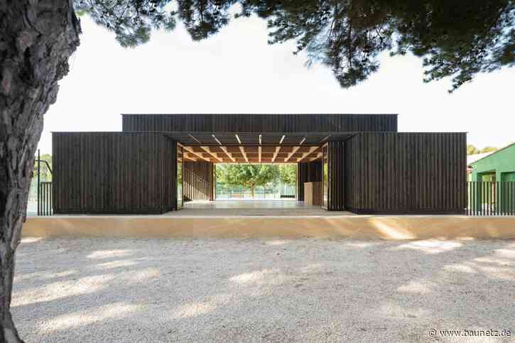 Comeback der Aleppo-Kiefer - Multifunktionshalle in Coudoux von Régis Roudil