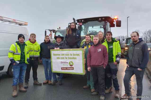 “Banken steeds minder geneigd ons geld te lenen”: boze boeren blokkeren op- en afritten aan rotonde E40, politie geeft pluim voor “hoffelijk protest”