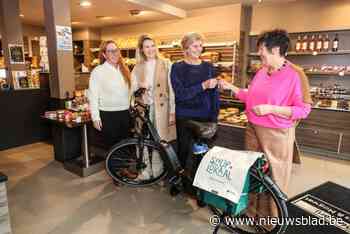 Carine wint e-bike dankzij lokale aankoop in Hulshout: “Vriendelijke lach vind je niet online”