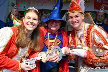 Superheld Lewe rückt Schlüssel an Stadtjugendprinzenpaar raus