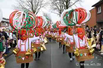 Närrischer Lindwurm zieht durch Amelsbüren