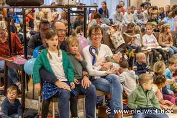 Basisschool Grasheide wuift meester Francis en juf Hilde uit met optocht en eigen musical