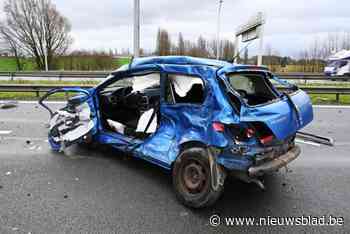 Vrachtwagen rijdt in op buitelende wagen, slachtoffer zwaargewond maar bij bewustzijn