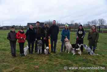 Hondenlosloopweide aan sporthal officieel geopend