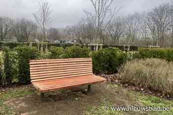 Stad plaatst op vraag van ouderenraad extra zitbanken op begraafplaats