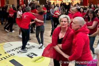 Plots dansen tientallen mensen (waaronder burgemeester Dries) de salsa in Shopping 1