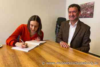 „The-Voice“-Siegerin trägt sich ins Goldene Buch ein