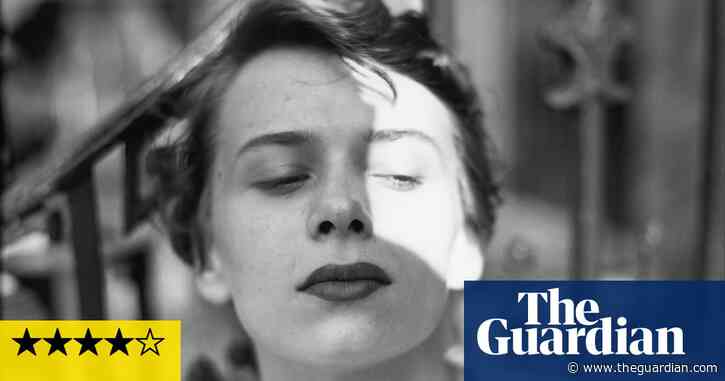 Saul Leiter review – glorious survey of an impressionist with a camera
