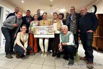 Kersttractorprocessie levert mooie cheque op voor woonzorgcentrum