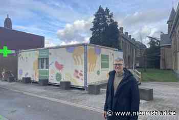 Containerapotheek onder kerktoren krijgt kleurrijke microben: “We maken er zelfs ons logo van”