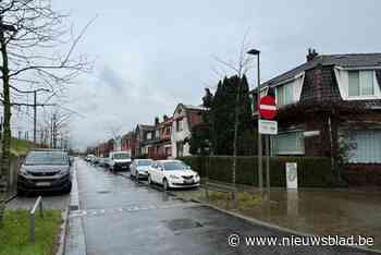 Onbekenden plegen aanslag met explosief: twee geparkeerde wagens beschadigd