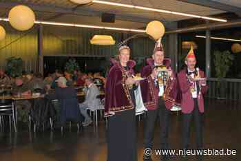 Traditionele peestomp geeft Heiknuiters kracht voor stoet
