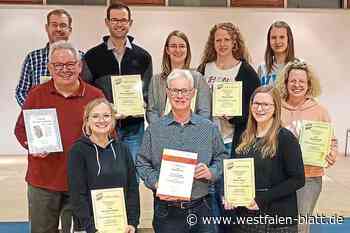 Dirigent der Musikfreunde Westenholz erhält Goldene Ehrennadel