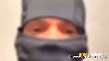 Il boss delle escort che estorce denaro ai clienti dei siti di appuntamento: in un video minacce e ricatti