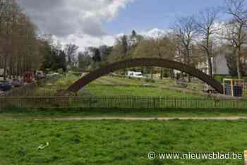 Jongeman in park voelt plots hevige pijn en blijkt geraakt te zijn door kogels in hand en achterwerk