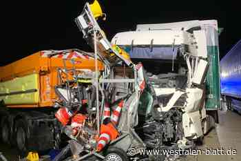 Sattelzug und Baustellen-Sicherungsfahrzeug krachen auf der A44 zusammen