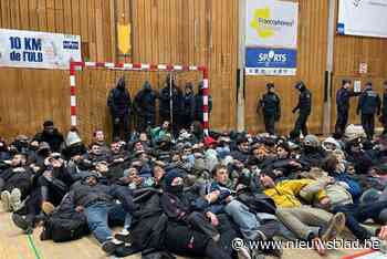 Politie zet asielzoekers die sporthal ULB bezetten uit gebouw