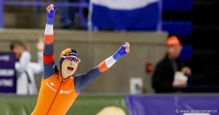 Fenomenale Femke Kok prolongeert wereldtitel op 500 meter, Jordan Stolz flikt het weer en ook Nederlands goud op ploegenachtervolging