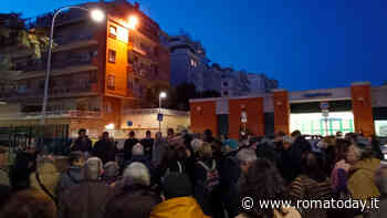 Cento persone alla manifestazione sul cantiere di via Lattanzio: "Serve chiarezza"