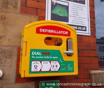 Darwen Conservative Club raises money for defibrillator