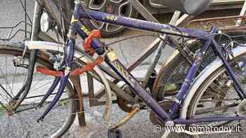 Roma, battaglia alle bici abbandonate e cannibalizzate: rimosse 23 "carcasse" dal centro storico