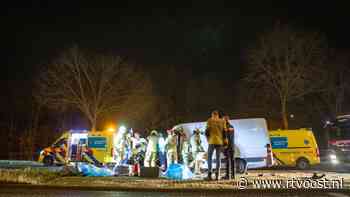 112 nieuws: Pakketbezorger ramt lichtmast in Zwolle, bestuurder zwaargewond