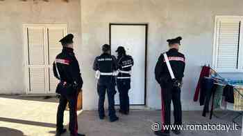 Famiglia con due bambini occupa appartamento, sgomberati da carabinieri e polizia locale