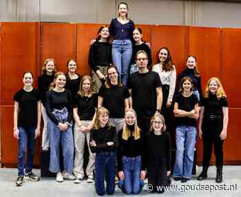 Thirza (18) schrijft en regisseert eigen toneelstuk, timmerde zelfs decor in elkaar: 'Moest veel overwinnen'