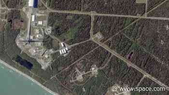 Blue Origin's New Glenn rocket simulator seen on launchpad from space (photos)