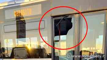 Sasso contro bus Atac in marcia, distrutto finestrino laterale
