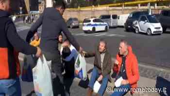 VIDEO | Gli agricoltori in protesta a Roma regalano spinaci ai cittadini: "Questi sono prodotti genuini"