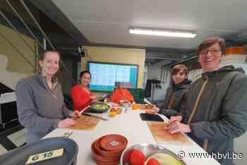 Zeventig vrijwilligers op jobbeurs van Natuurhulpcentrum: “Iedereen wil roofvogels voederen, maar er moet ook gepoetst worden”