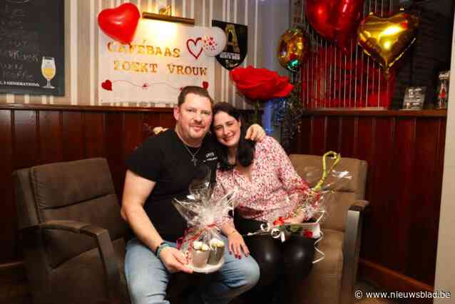 Cafébaas Mike (44) organiseert speeddate in zijn café, maar nog voor de start springt vonk over met kandidate Kim (38)