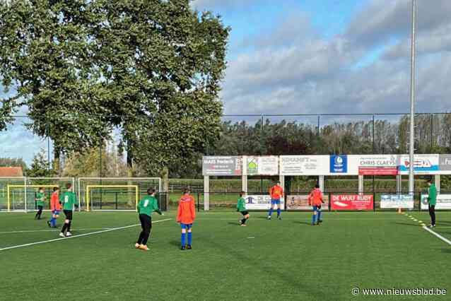 Ref krijgt kort na aftrap in jeugdwedstrijd op Merendree hartstilstand maar alerte hulp van omstaanders en gebruik defibrillator redden zijn leven