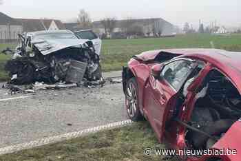 Vrouw (90) kritiek en drie kinderen gewond na frontale botsing