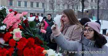 Kremlin hindert Russen die bloemen leggen voor Navalny: ‘Loopt u verder’